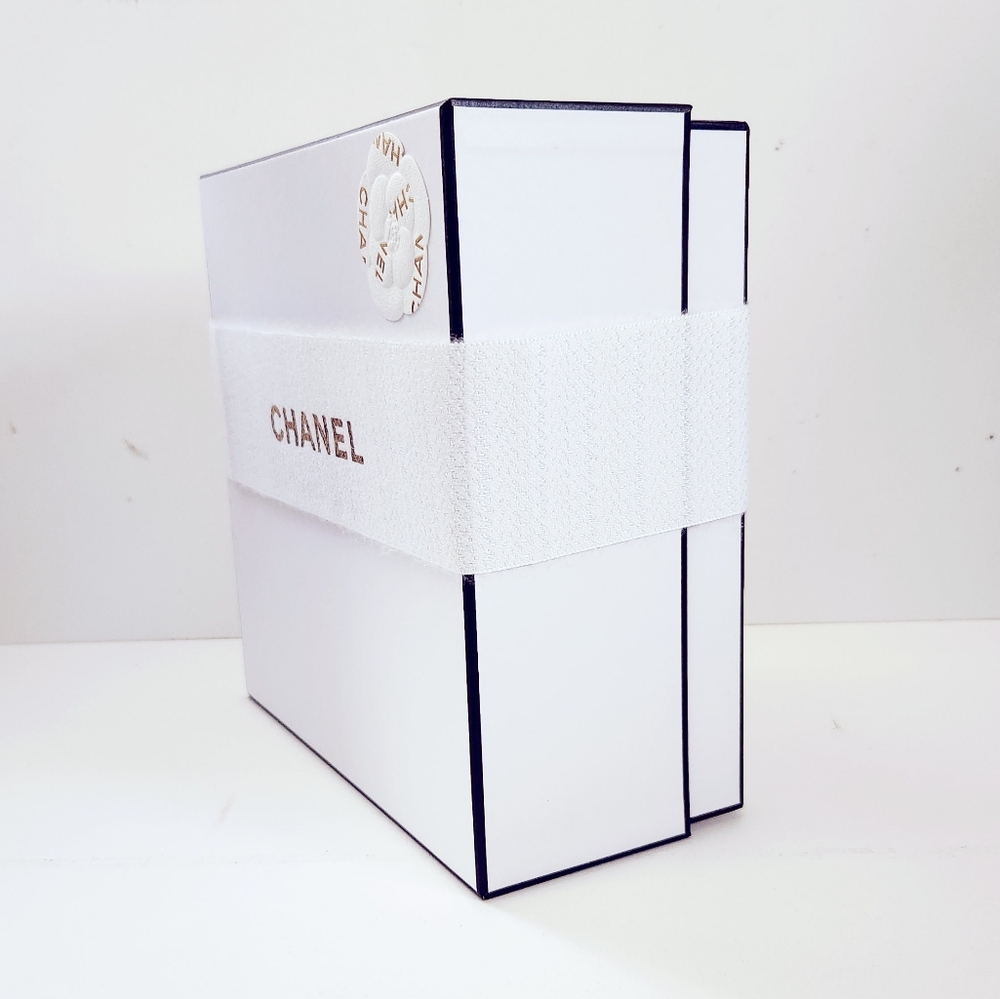 Chanel Gift Box - Picture 2 of 9